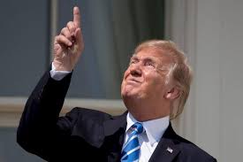 Ο Τραμπ είδε την ολική έκλειψη ηλίου χωρίς τα ειδικά γυαλιά [ΒΙΝΤΕΟ]