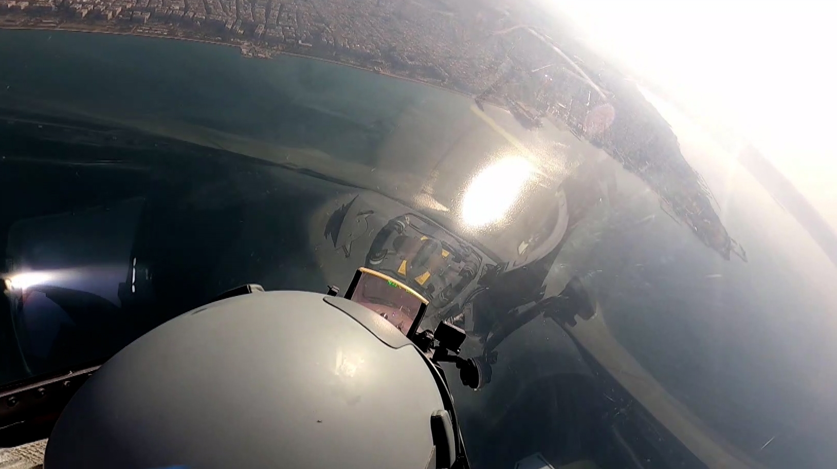 28η Οκτωβρίου – Βίντεο: Οι εντυπωσιακές ακροβατικές επιδείξεις με το αεροσκάφος τύπου F-16 της ομάδας ΖΕΥΣ