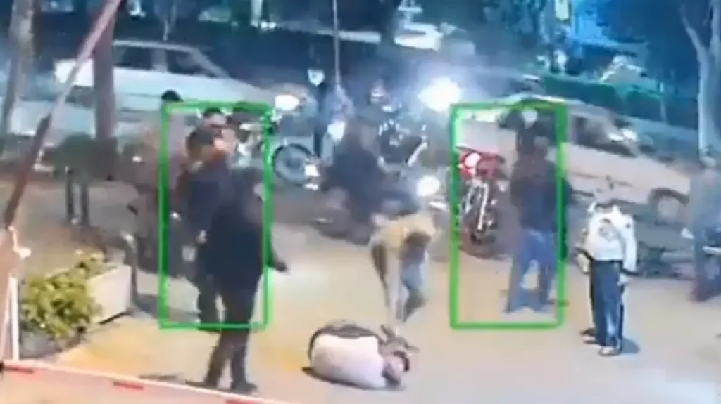 Βίντεο: Αστυνομικοί στο Ιράν ξυλοκοπούν άγρια και πυροβολούν έναν άνδρα εξ επαφής