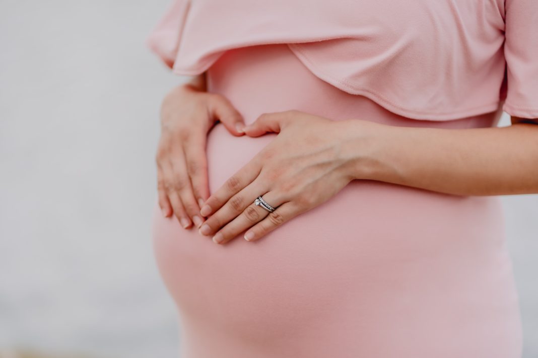 Επίδομα μητρότητας: Επεκτείνεται από 6 μήνες σε 9 στον ιδιωτικό τομέα