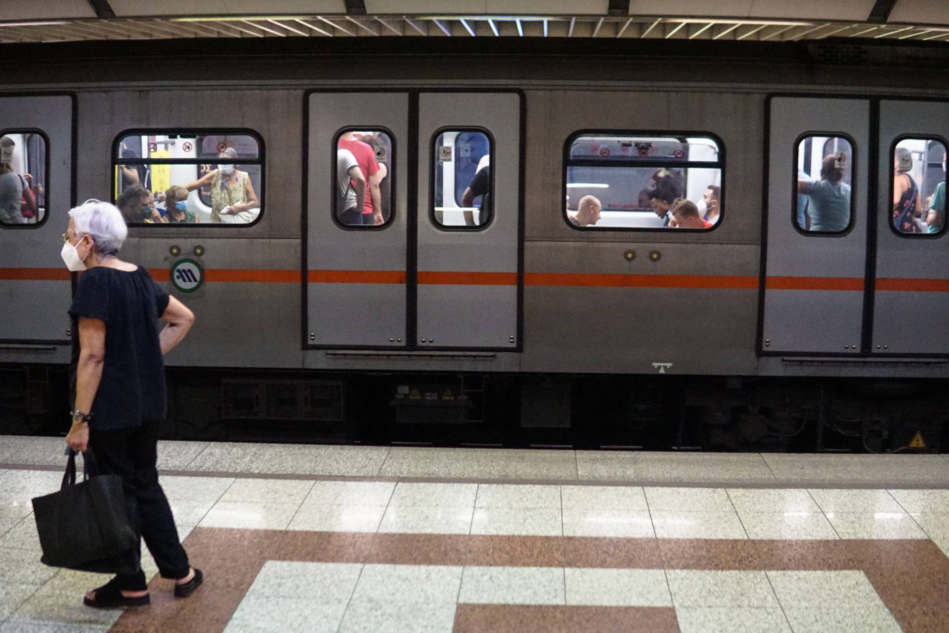 Μετρό Συγγρού – Φιξ: Καταδρομική επίθεση αγνώστων τη νύχτα ― Ζημιές σε μηχανήματα και τρεις προσαγωγές