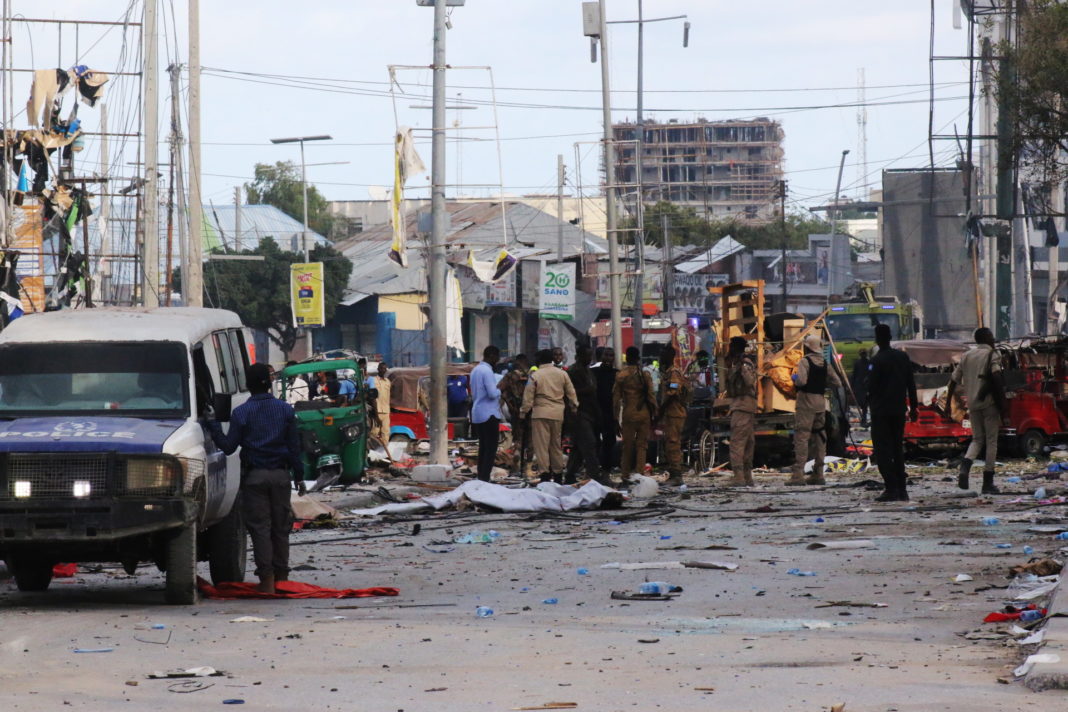 Τουλάχιστον 100 νεκροί και 300 τραυματίες από τη διπλή επίθεση αυτοκτονίας στη Σομαλία