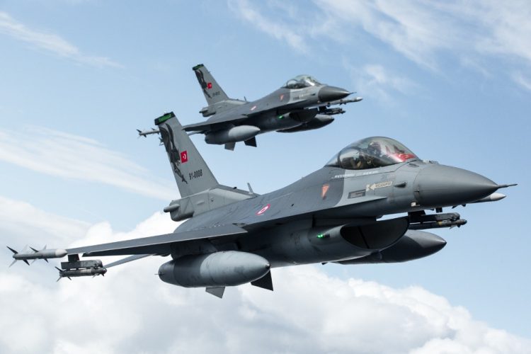 Ελληνοτουρκικά: Ο Μπομπ Μενέντεζ βάζει όρους στην Τουρκία για τα F-16 – «Καμία υπερπτήση πάνω από την Ελλάδα»