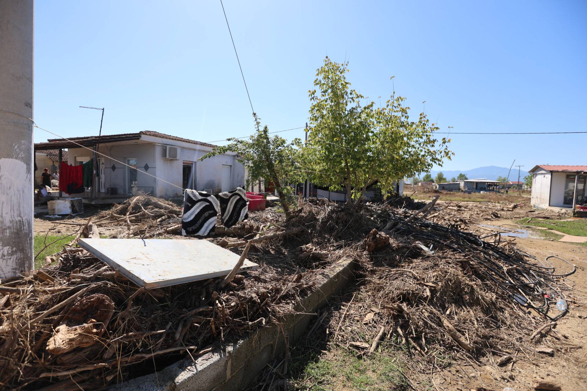 Άρχισε η καταβολή αποζημιώσεων για οικοσκευές  στις πληγείσες περιοχές – Αυτοψίες από κλιμάκια στα χωριά του Θεσσαλικού κάμπου