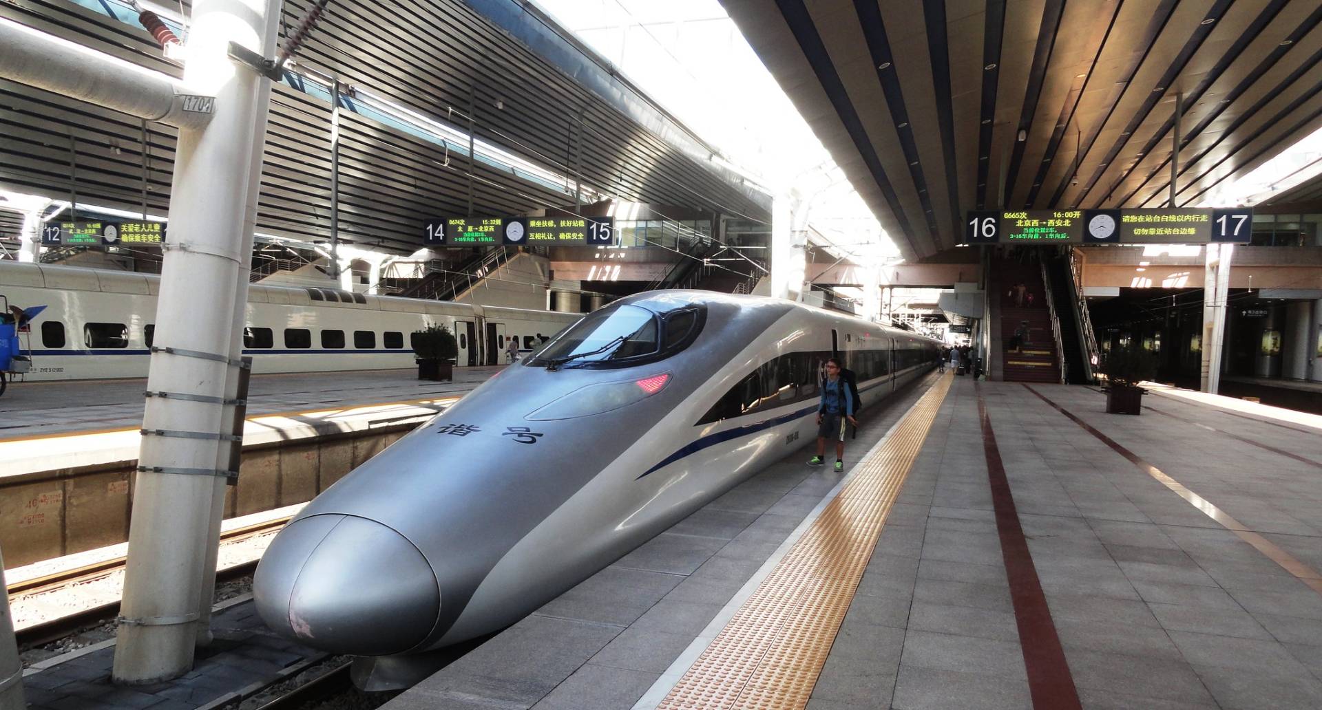 Η Κίνα εγκαινίασε την πρώτη υπερπόντια σιδηροδρομική γραμμή για τρένα υψηλής ταχύτητας