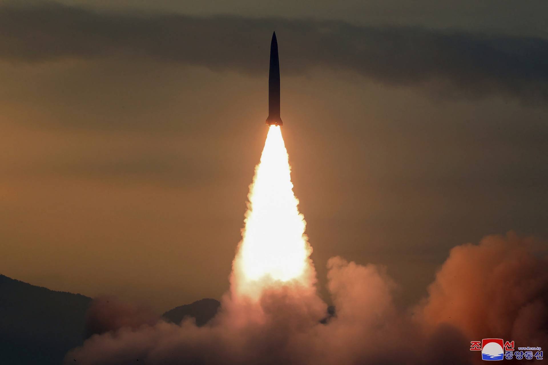 Η Βόρεια Κορέα εκτόξευσε δύο βαλλιστικούς πυραύλους άγνωστου τύπου