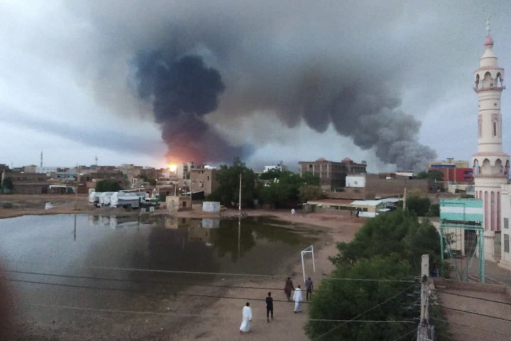 Σουδάν: Μάχες και πυρκαγιές στο Χαρτούμ – Έκτος μήνας πολέμου μεταξύ αντίπαλων στρατηγών