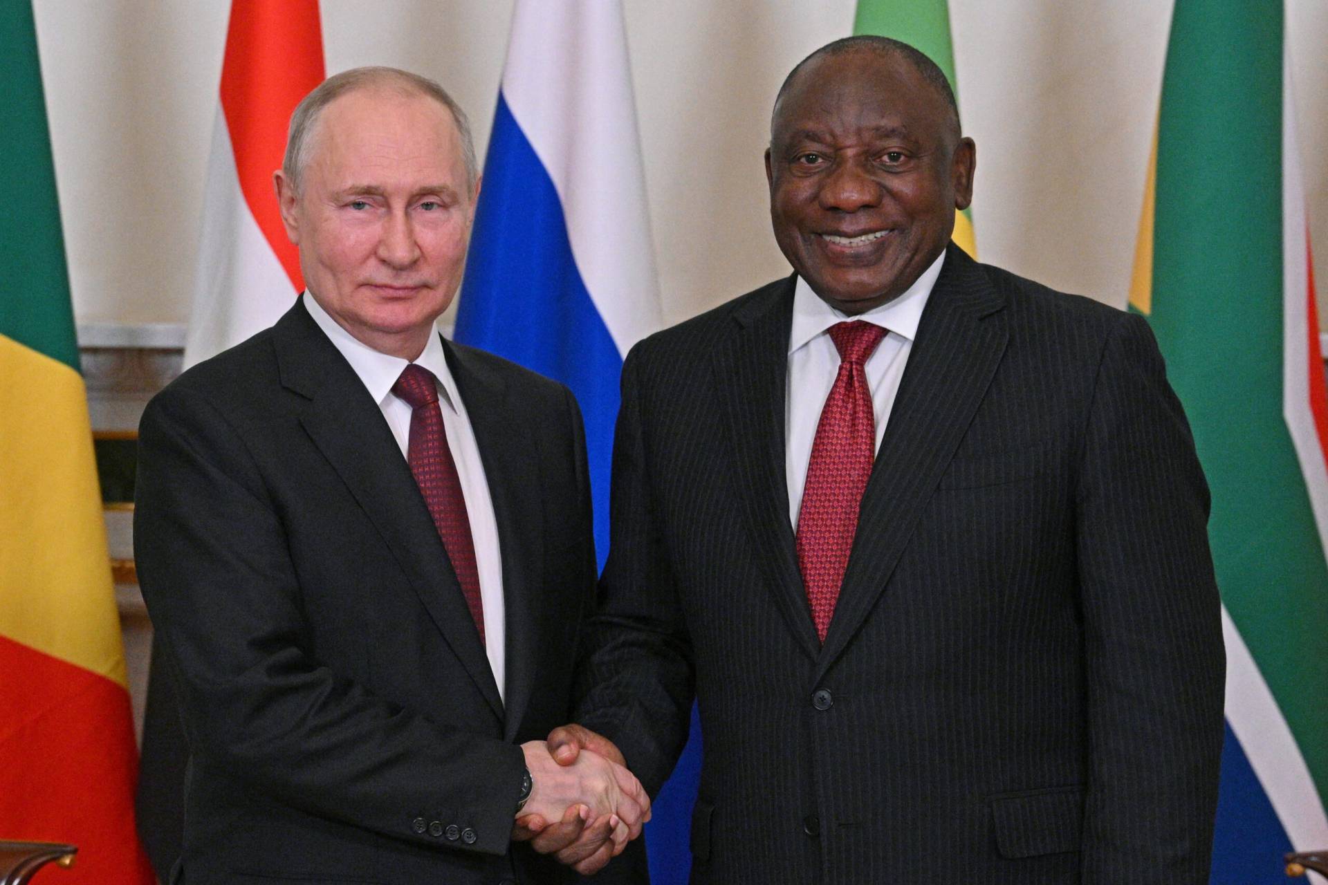 Πρόεδρος Ν. Αφρικής: Ανεξάρτητη έρευνα δεν βρήκε καμιά απόδειξη πως στάλθηκαν όπλα ή πυρομαχικά στη Ρωσία