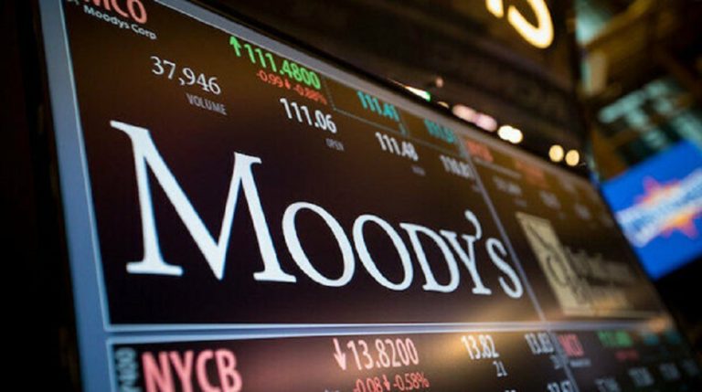 Moody’s: Διπλή αναβάθμιση για την Ελλάδα – Mία «ανάσα» από την επενδυτική βαθμίδα