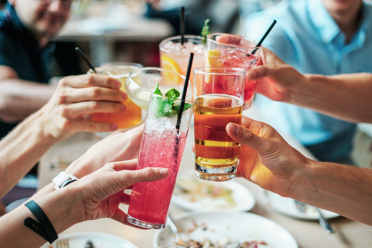 Κερνούσαν σφηνάκια με τα υπολείμματα των ποτών – Λουκέτο από την ΑΑΔΕ σε 28 μπαρ στην Κέρκυρα