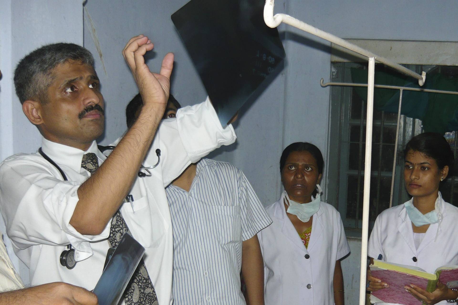 Ινδία: Άνδρας είχε καταπιεί από βίδες και αλυσίδες μέχρι μενταγιόν και ακουστικά – 60 αντικείμενα βρέθηκαν στο στομάχι του