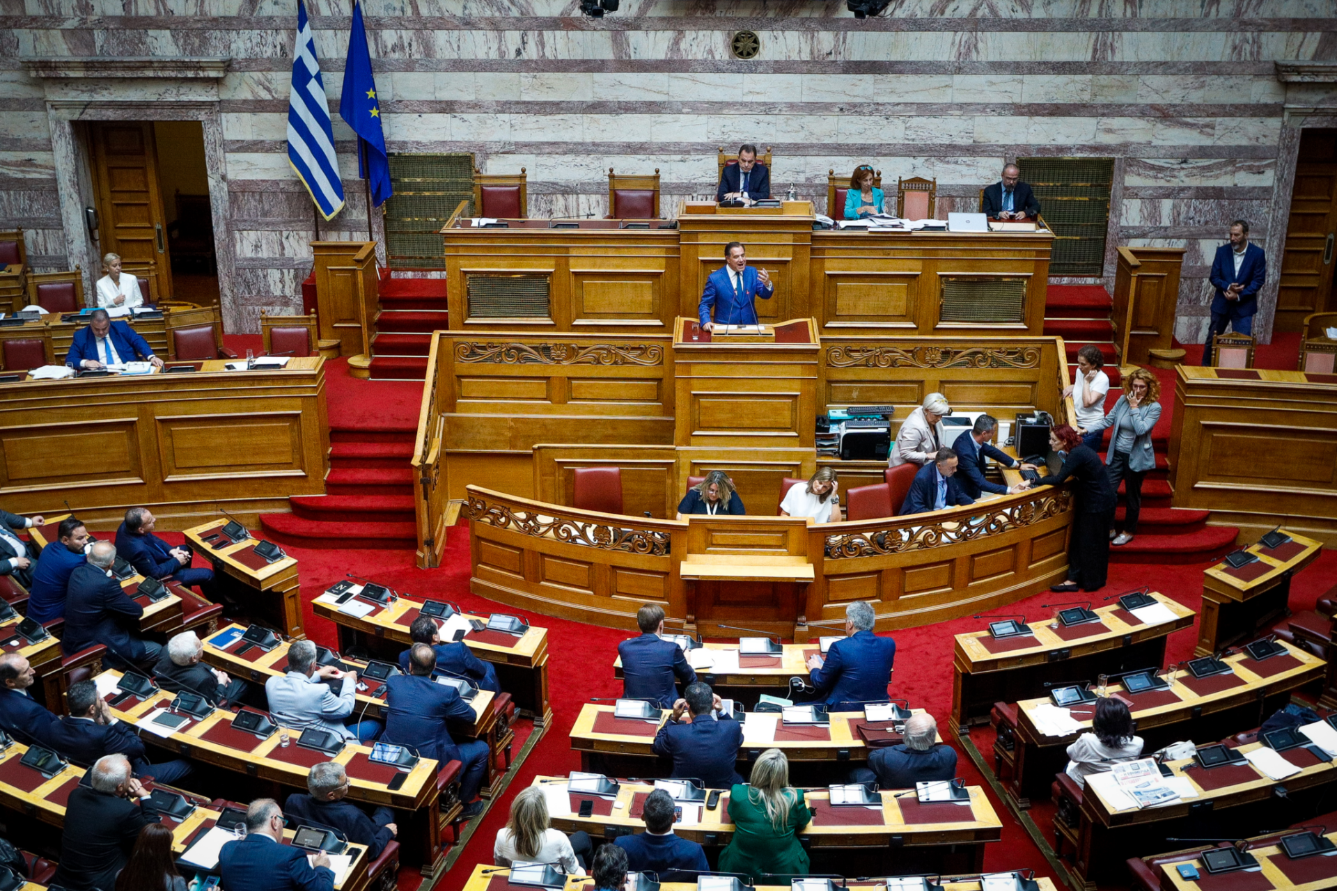 Eργασιακό νομοσχέδιο: Σε υψηλούς τόνους η αντιπαράθεση κυβέρνησης και αντιπολίτευσης στη Βουλή