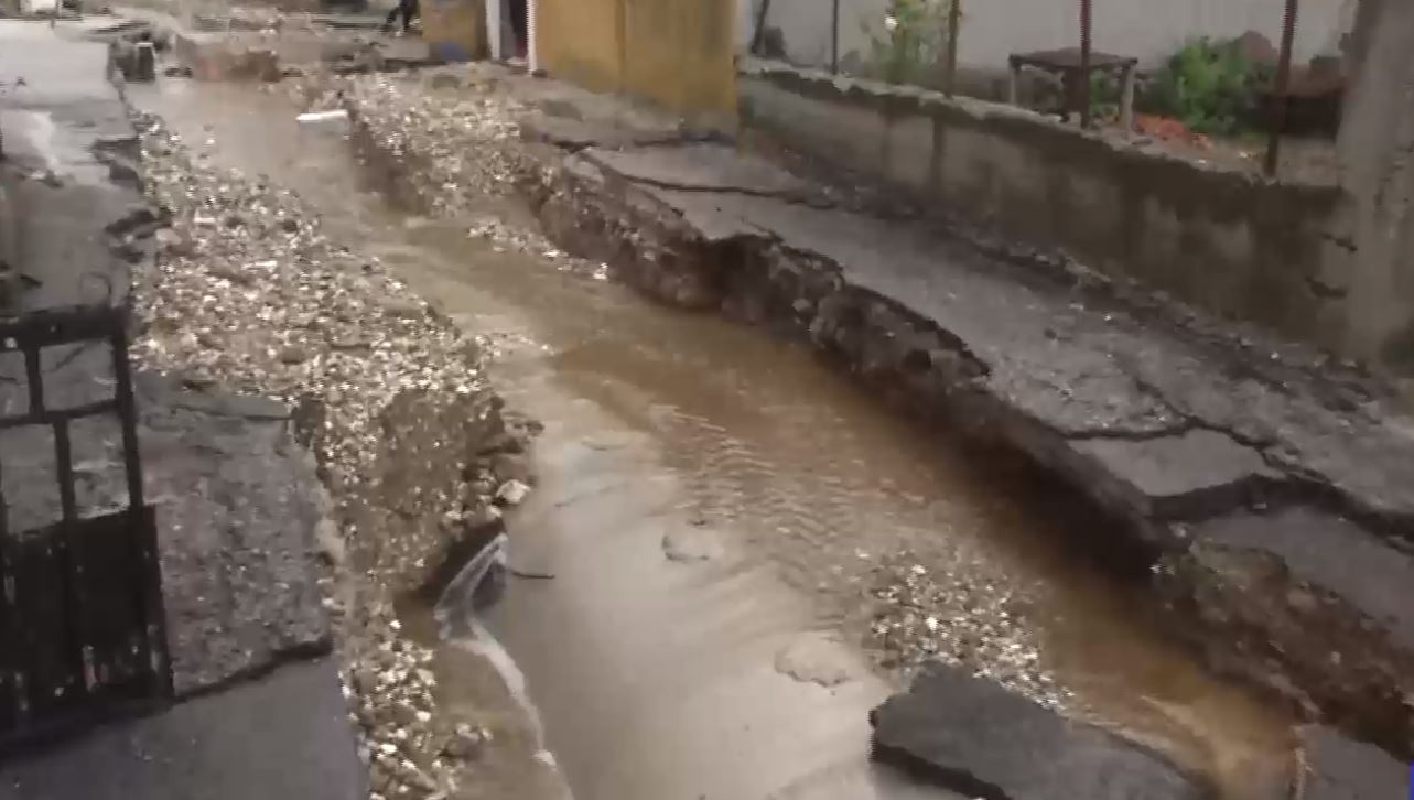 Σε ποτάμια μετατράπηκαν οι δρόμοι στο Μετόχι Εύβοιας – Μεγάλες καταστροφές σε ζωικό και φυτικό κεφάλαιο