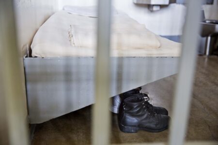 Συστηματικό ρατσισμό στις φυλακές των ΗΠΑ διαπιστώνει ο ΟΗΕ – Γυναίκες γεννούν δεμένες, άνδρες σε «σύγχρονη μορφή δουλείας»