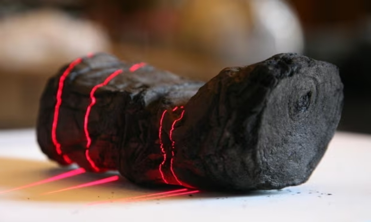 Ερευνητές διάβασαν λέξη σε αρχαίο πάπυρο που κάηκε από την έκρηξη του Βεζούβιου με τη βοήθεια της τεχνητής νοημοσύνης