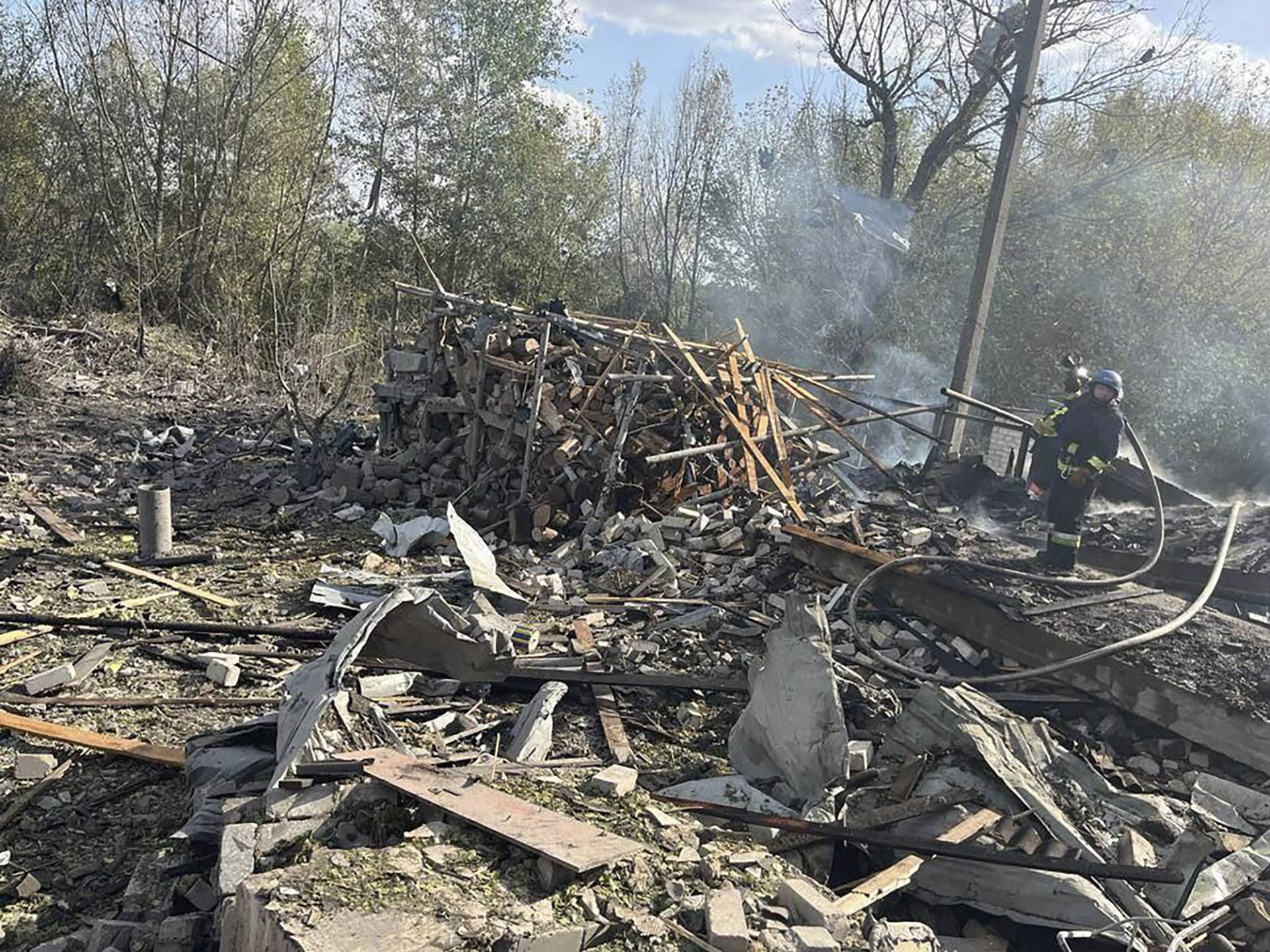 Ουκρανία: Ρωσική επίθεση σε χωριό στο Χάρκοβο – Τουλάχιστον 49 νεκροί