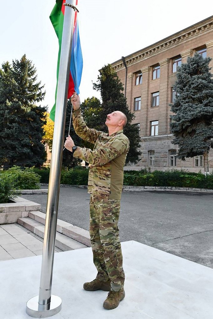 Ναγκόρνο Καραμπάχ: Ο Αζέρος πρόεδρος Αλίεφ ύψωσε τη σημαία της χώρας του στην πρωτεύουσα της περιοχής