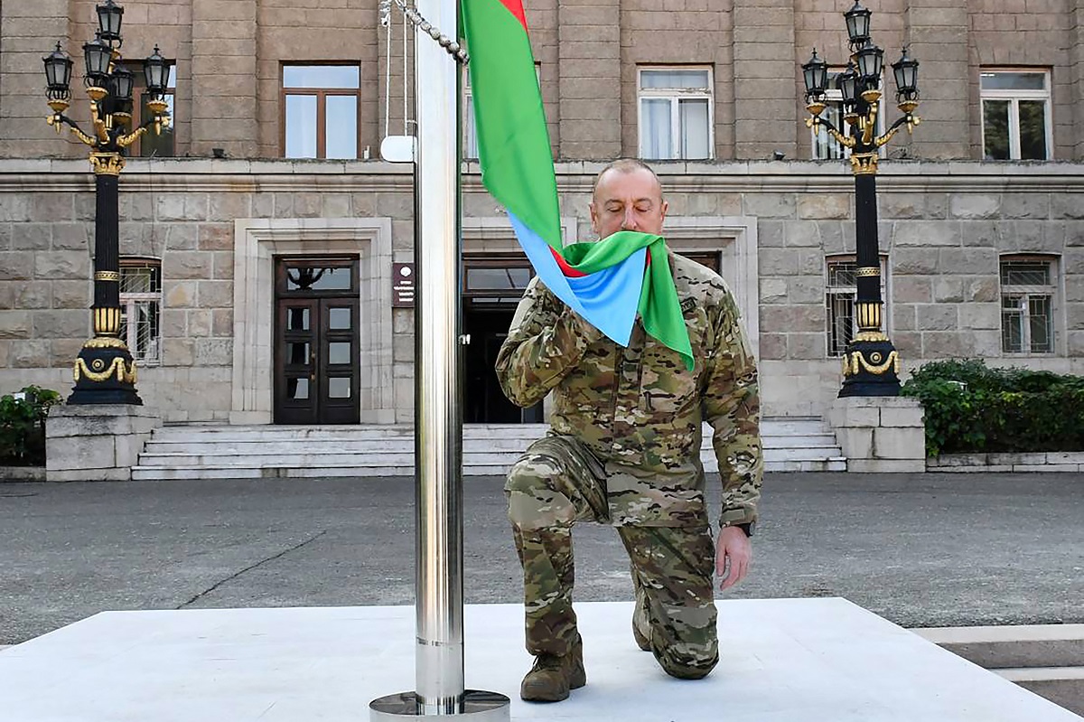 Ναγκόρνο Καραμπάχ: Ο Αζέρος πρόεδρος Αλίεφ ύψωσε τη σημαία της χώρας του στην πρωτεύουσα της περιοχής