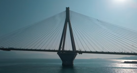 Γέφυρα Ρίου – Αντιρρίου: Video με εντυπωσιακά στιγμιότυπα από τις εργασίες επιθεώρησης στα καλώδια