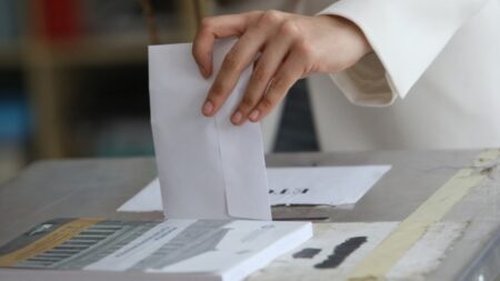 Τα ευτράπελα των εκλογών: Κάλπες σε αίθουσες μνημοσύνων και ψήφοι με τσαρούχια – Μόλις 164 γυναίκες διεκδικούν τη δημαρχία