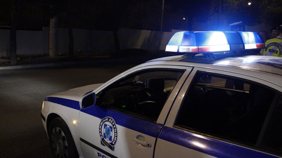 Πυροβολισμοί στη Μάνδρα: Ελεύθεροι οι δέκα προσαχθέντες, βρέθηκε πιστόλι στον δρόμο