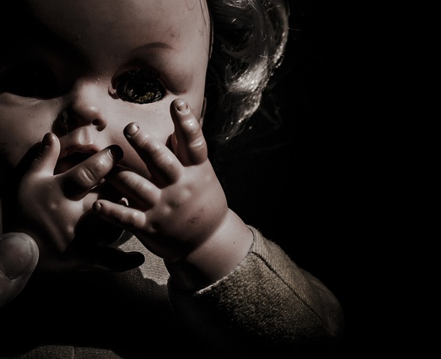 Σαν ταινία τρόμου: «Είμαι κυνηγός φαντασμάτων και μου χάρισαν μια «&#8221;στοιχειωμένη κούκλα&#8221; που μετακινούσε αντικείμενα»