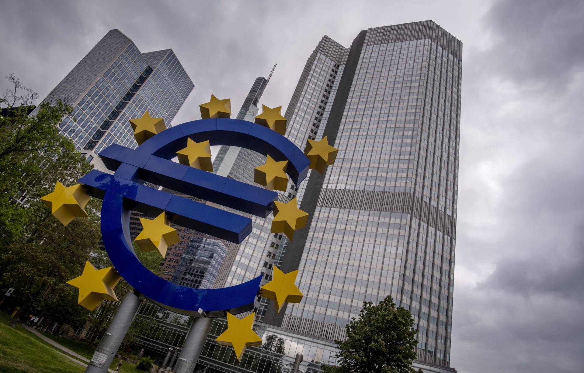 Για πρώτη φορά μετά από 15 μήνες η ΕΚΤ δεν αναμένεται να αυξήσει τα επιτόκια – Συνεδριάζει την Πέμπτη στην Αθήνα