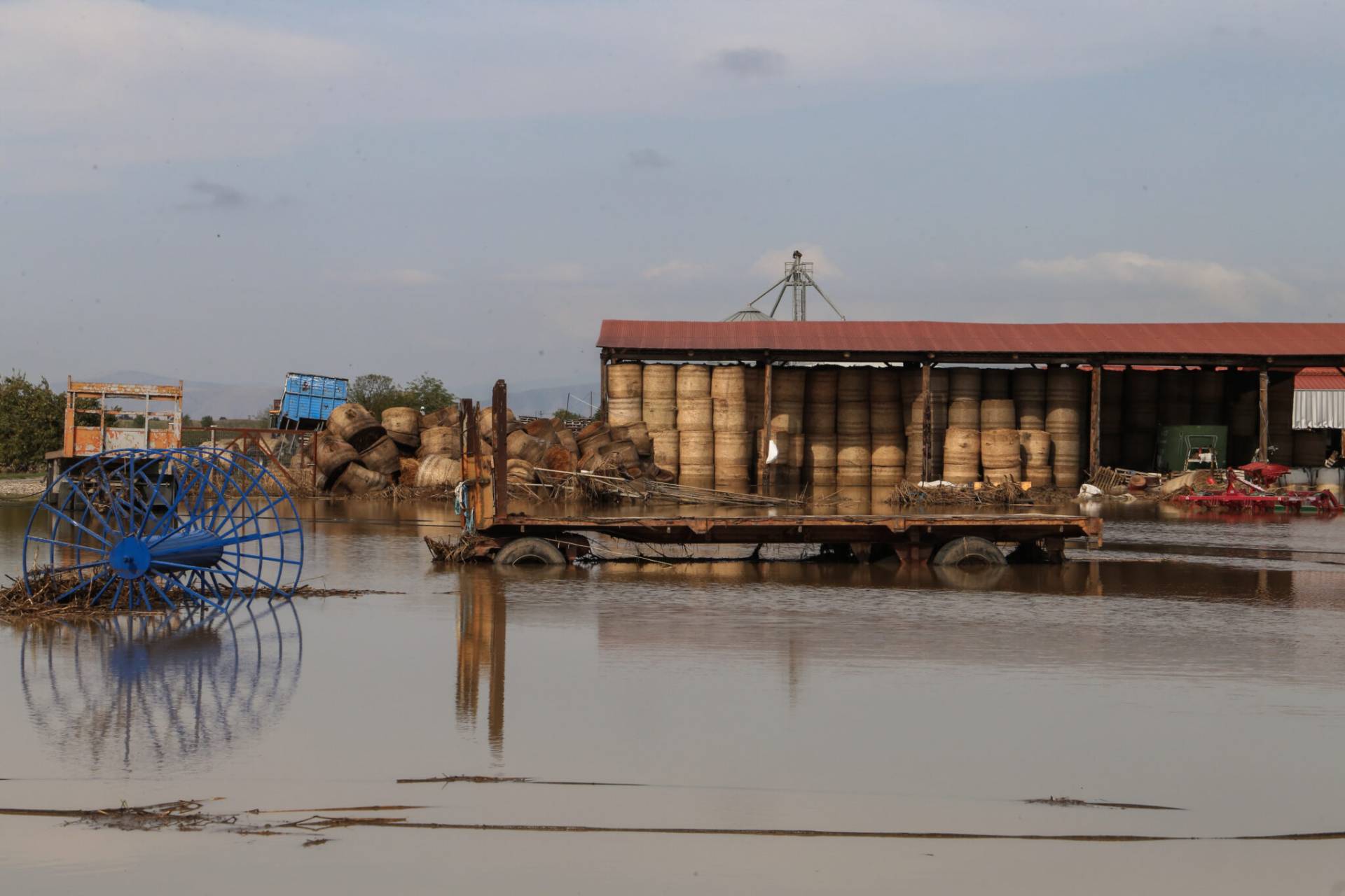 Θεσσαλία: Προσπάθειες να απομακρυνθούν οι τόνοι από τα φερτά υλικά – Σε απόγνωση οι κάτοικοι των πλημμυρισμένων περιοχών