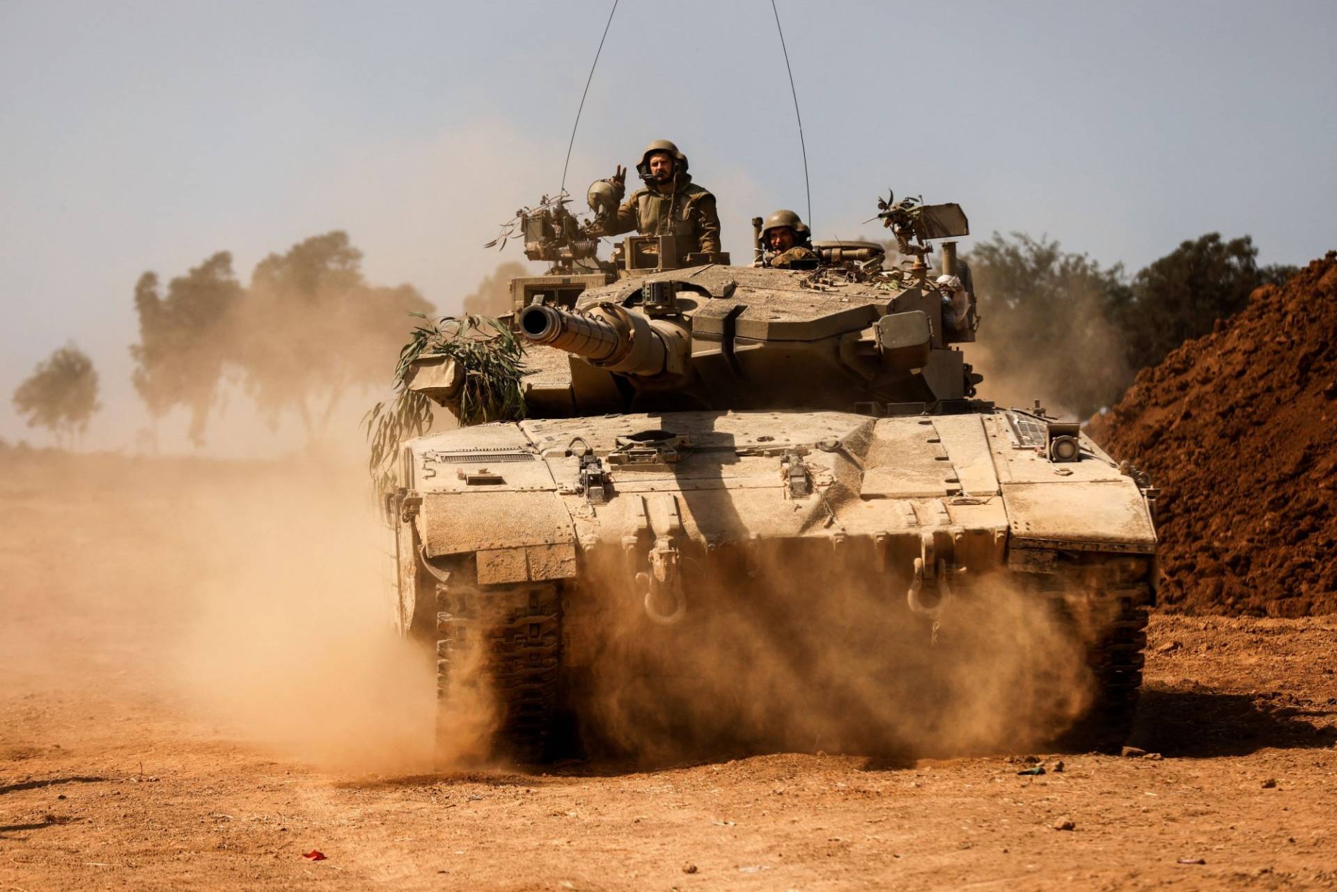 Πόλεμος στο Ισραήλ: Την εντολή περιμένει ο στρατός για την επίθεση – Αλληλοκατηγορούνται για φρικαλεότητες Ισραήλ και Χαμάς