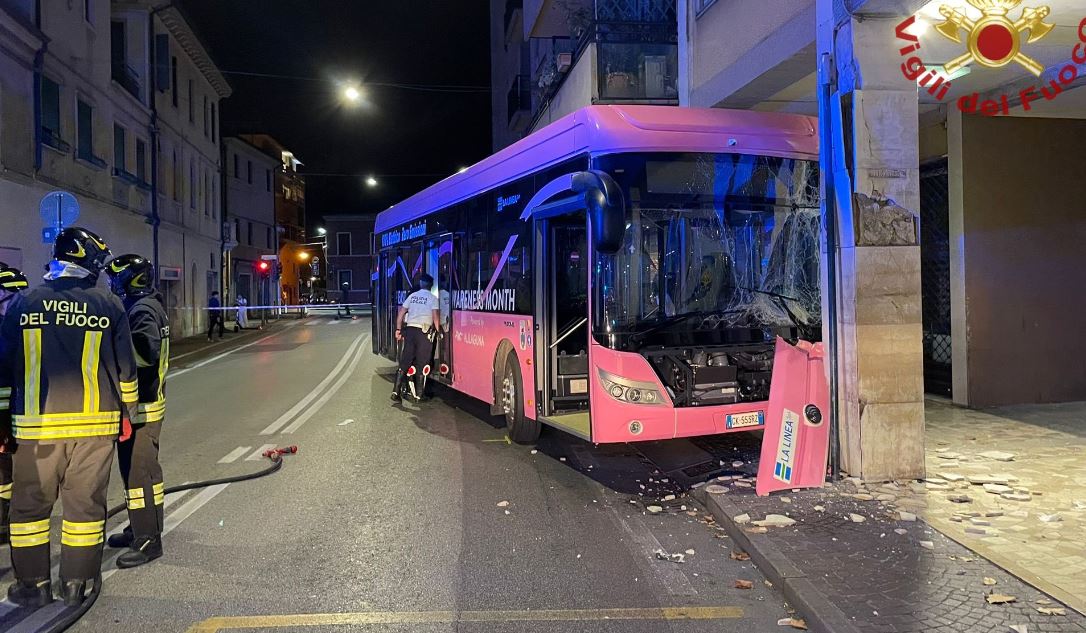 Ιταλία: Νέο ατύχημα με λεωφορείο στη Βενετία – Δεκαπέντε τραυματίες μετά την πρόσκρουση του οχήματος σε κολόνα