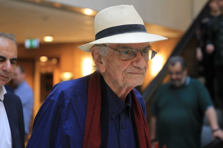 Πέθανε ο βραβευμένος Έλληνας συγγραφέας Βασίλης Βασιλικός