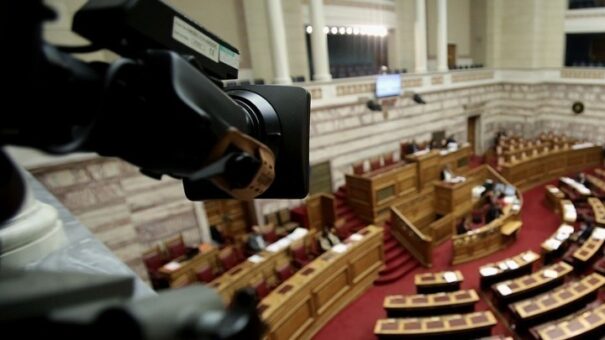 Βουλή: Με αυξημένη πλειοψηφία εγκρίθηκε η πρόταση του ΚΚΕ για τα Τέμπη