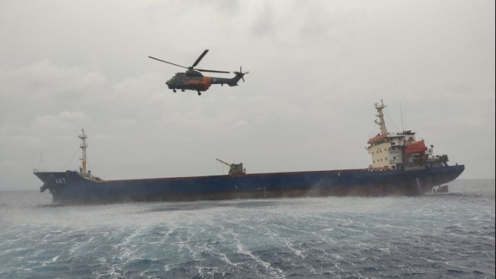 Ναυάγιο φορτηγού πλοίου: Άκαρπες έως τώρα οι έρευνες για τον εντοπισμό των μελών