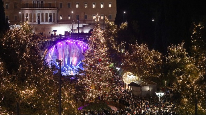 Φωταγωγήθηκε το Χριστουγεννιάτικο δέντρο στο κέντρο της Αθήνας