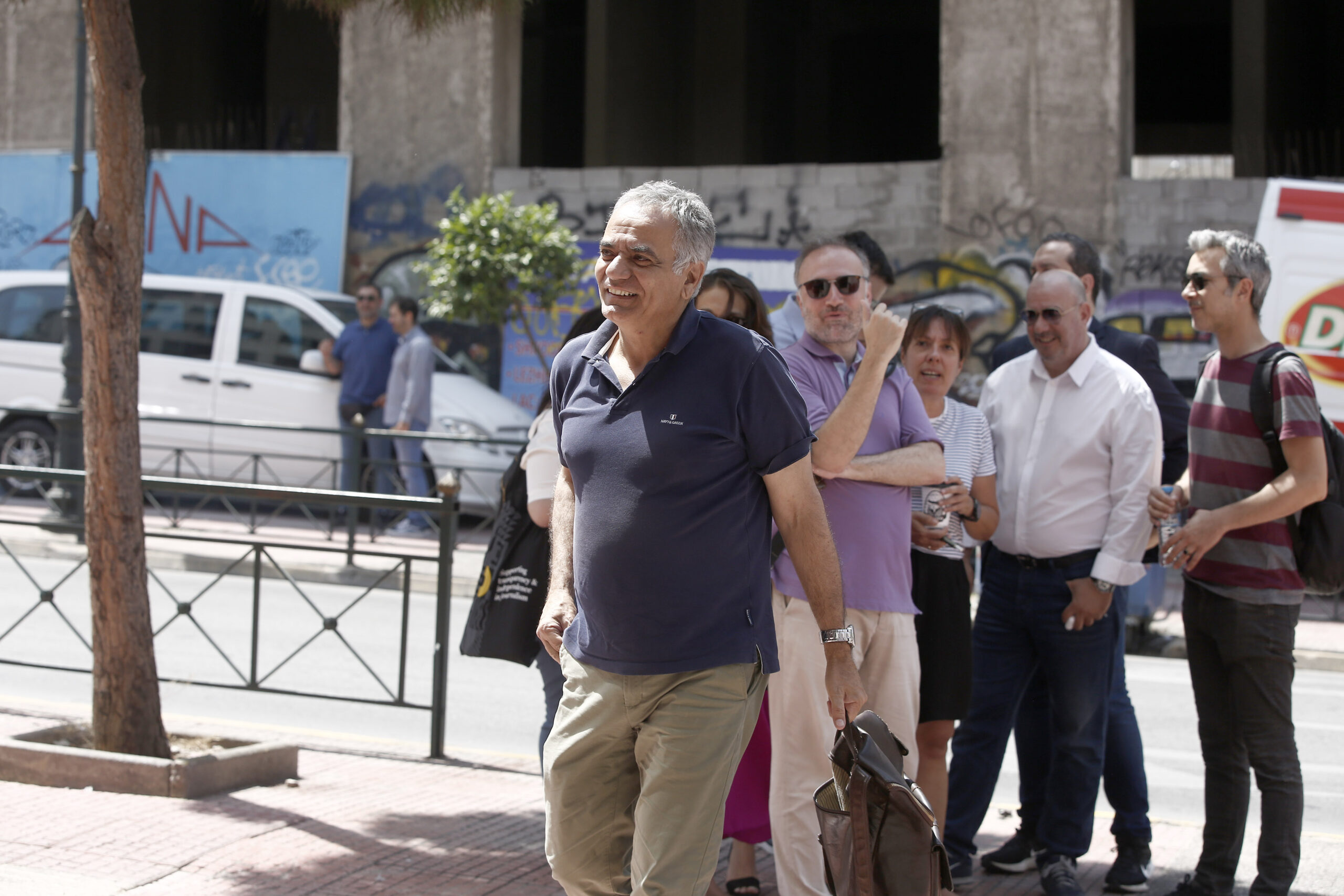 Το μέλος της Πολιτικής Γραμματείας του ΣΥΡΙΖΑ-Προοδευτική Συμμαχία Πάνος Σκουρλέτης εισέρχεται στα γραφεία κατά τη διάρκεια συνεδρίασης του οργάνου του κόμματος, Αθήνα Κυριακή 2 Ιουλίου 2023. ΑΠΕ-ΜΠΕ/ΑΠΕ-ΜΠΕ/ΓΙΑΝΝΗΣ ΚΟΛΕΣΙΔΗΣ