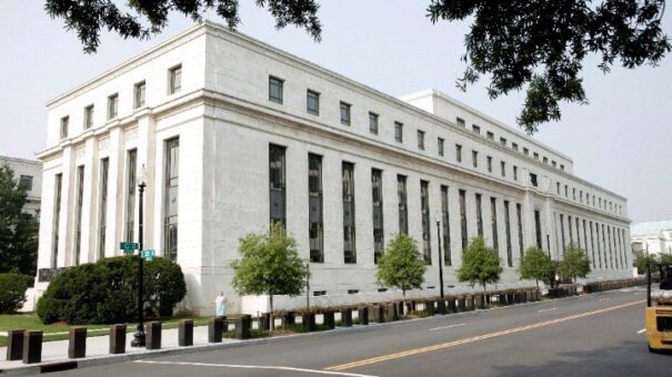Η ομοσπονδιακή τράπεζα Fed άφησε αμετάβλητα τα επιτόκια
