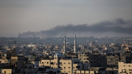 Το Ισραήλ εξακολουθεί να εκκενώνει και να βομβαρδίζει τη Ράφα