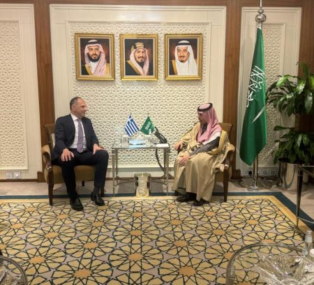 Οι εξελίξεις στη Μέση Ανατολή στο επίκεντρο της συνάντησης του Γ. Γεραπετρίτη με τον Σαουδάραβα ομόλογό του
