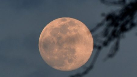 Καταρρέει η σελήνη από πολύωρους σεισμούς