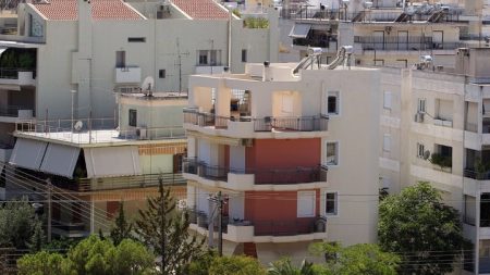 Σε 6 μήνες στην Ελλάδα, σε 4 ημέρες στην Κύπρο οι μεταβιβάσεις ακινήτων