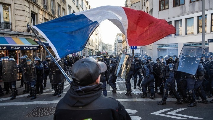 Δημοσκόπηση στη Γαλλία: Το 23% θα ήθελε «ο στρατός να κυβερνά τη χώρα»