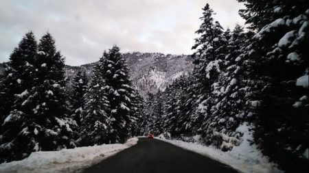 Χιονίζει στην Πάρνηθα -Διακόπηκε η κυκλοφορία από το ύψος του τελεφερίκ