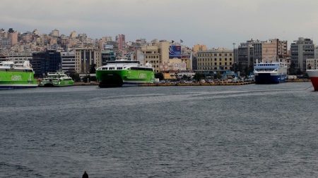 Κρίση στην Ερυθρά Θάλασσα: Απώλειες άνω του 10% για το λιμάνι του Πειραιά