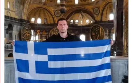 screenshot 2024 03 17 at 11 21 20 Σφοδρές αντιδράσεις στην Τουρκία Έλληνας άνοιξε την ελληνική σημαία στην Αγία Σοφία ΤΑ ΝΕΑ
