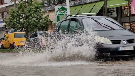 Κακοκαιρία Emil: Οι σφοδρές καταιγίδες παρέλυσαν δεκάδες πόλεις και χωριά