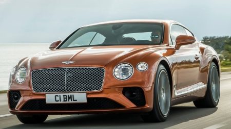 Bentley: Μείωση πωλήσεων το 2023 για την ιστορική μάρκα
