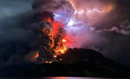 indonesia volcano eruption thunder 1