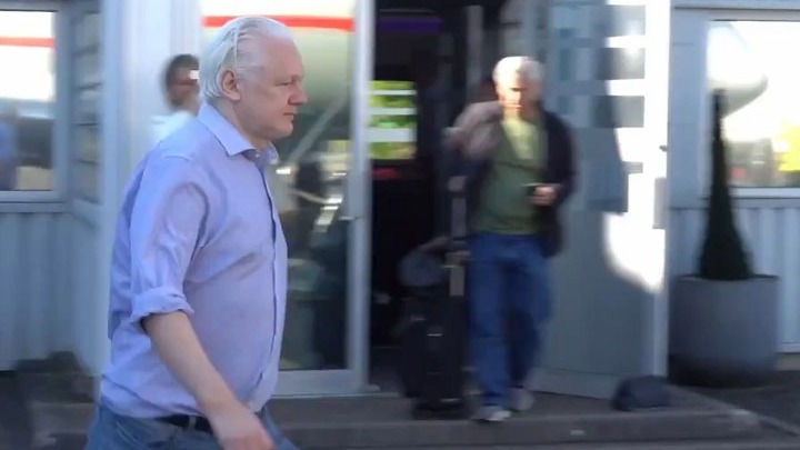 assange w25 105448julianassange