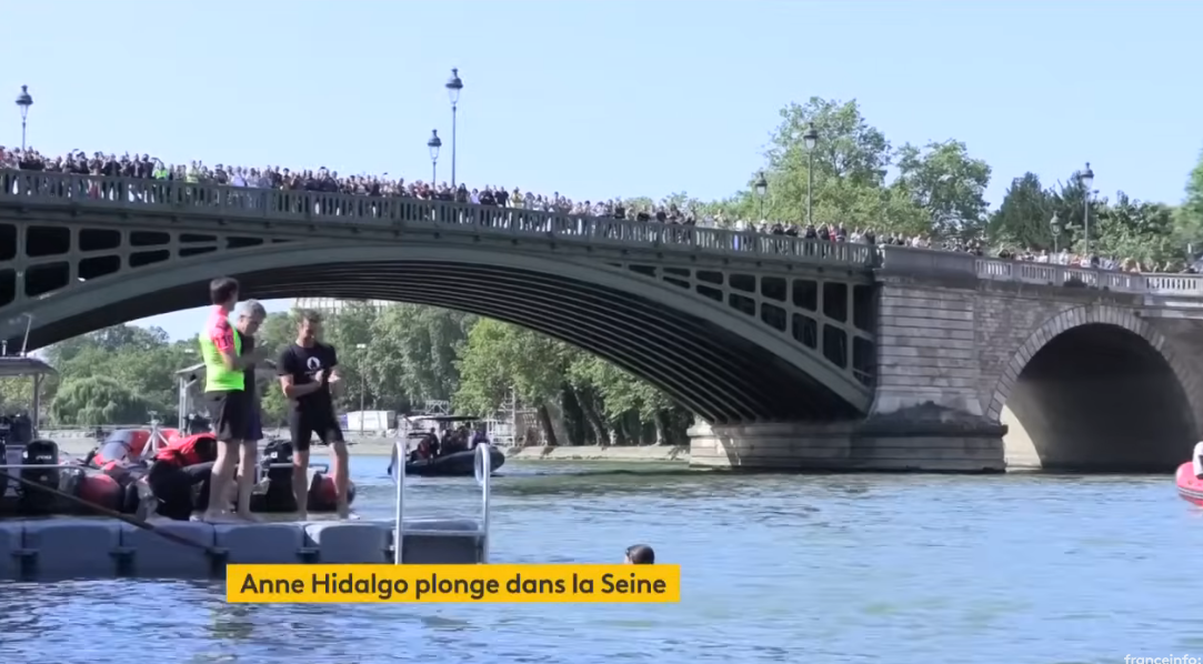 screenshot 2024 07 18 at 10 33 18 anne hidalgo tient sa promesse et plonge dans la seine en compagnie de tony estanguet youtube