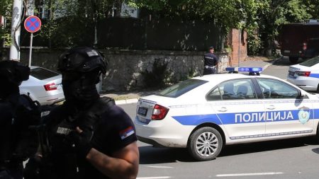 w02 64547policeserbia01